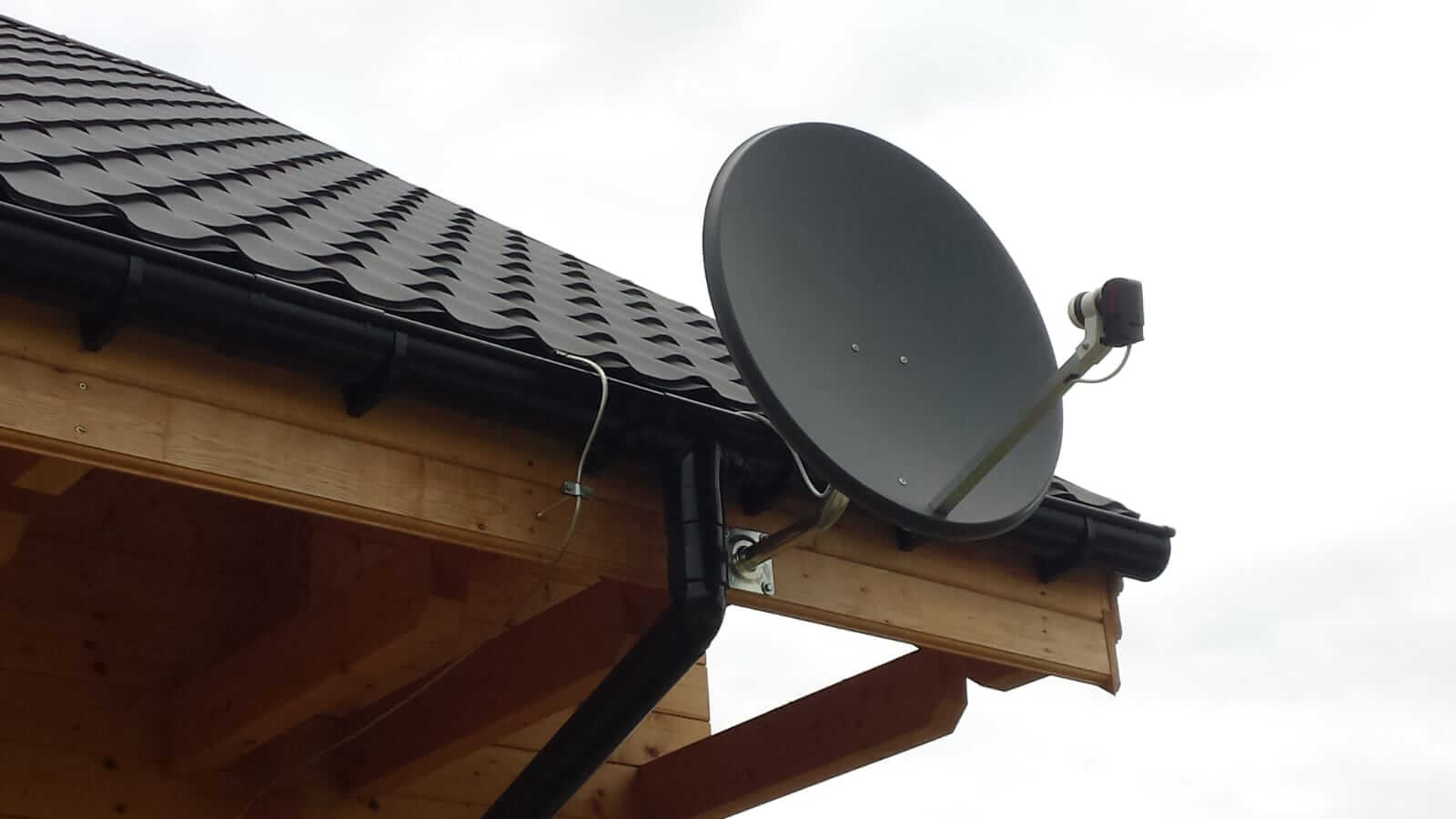Montowanie anten satelitarnych na ścianie Sieradz